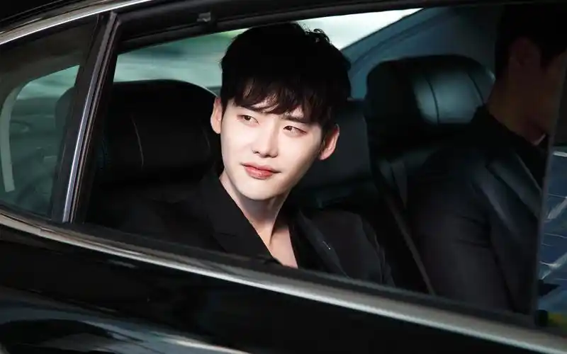 韩剧《w两个世界》李钟硕韩孝周剧照图片桌面壁纸