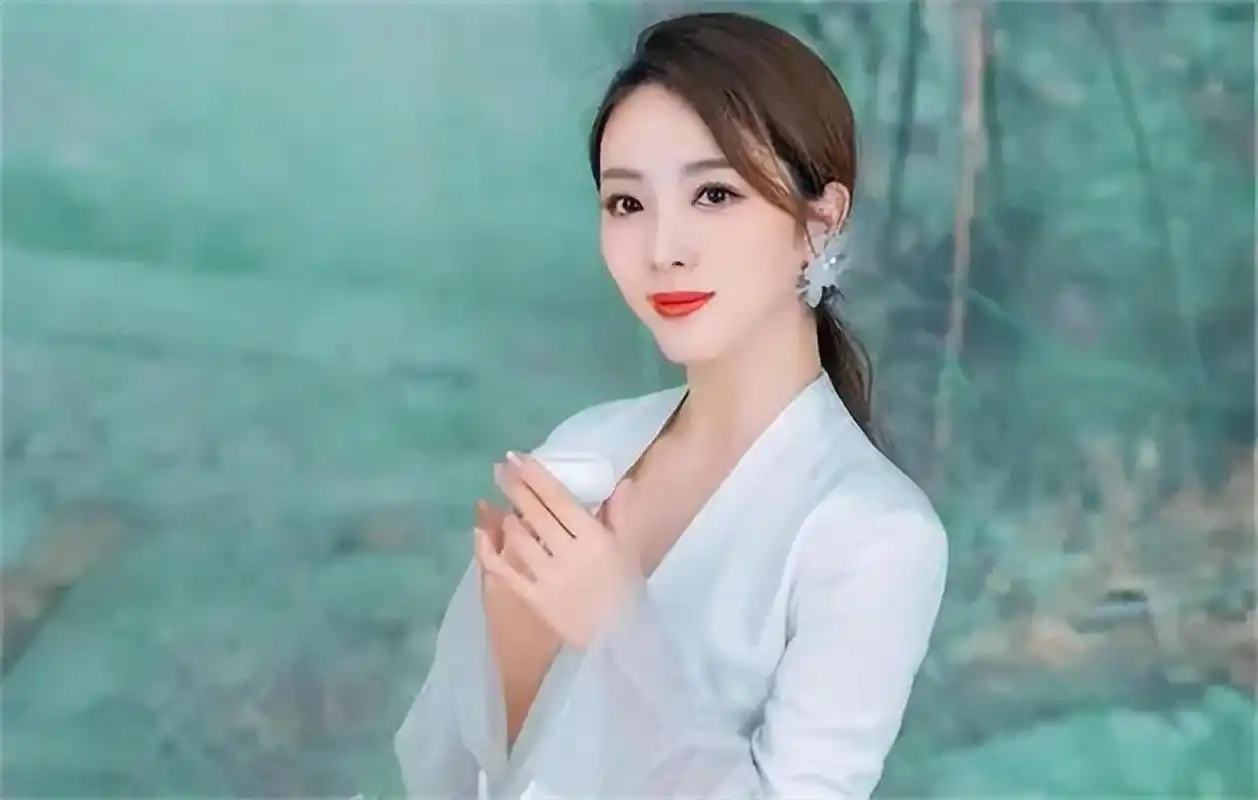 李思思近照曝光:跑马拉松大秀身材,颜值满分!37岁还扎丸子头