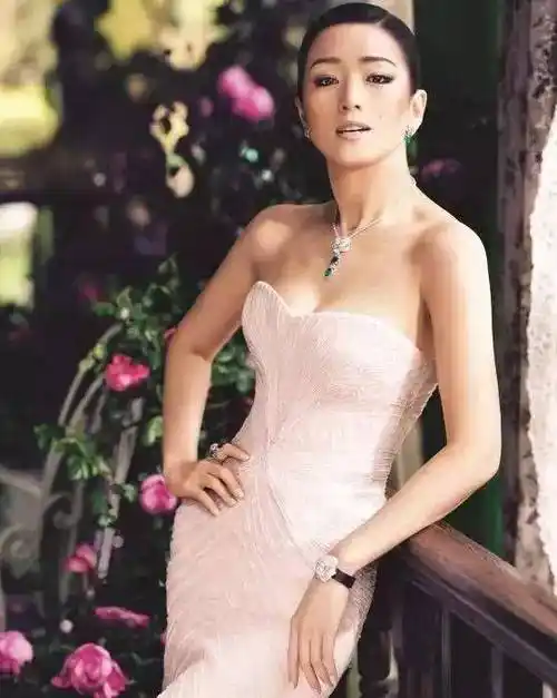 唐嫣孕肚照上热搜:别人都在看她的肚子,我却更关心她的嘴_口红_宝宝