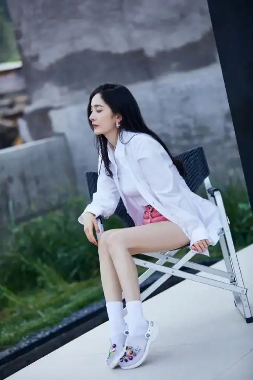 杨幂夏日清新写真##杨幂白衬衫外套#杨幂午间三连拍美照送达～白衬衫