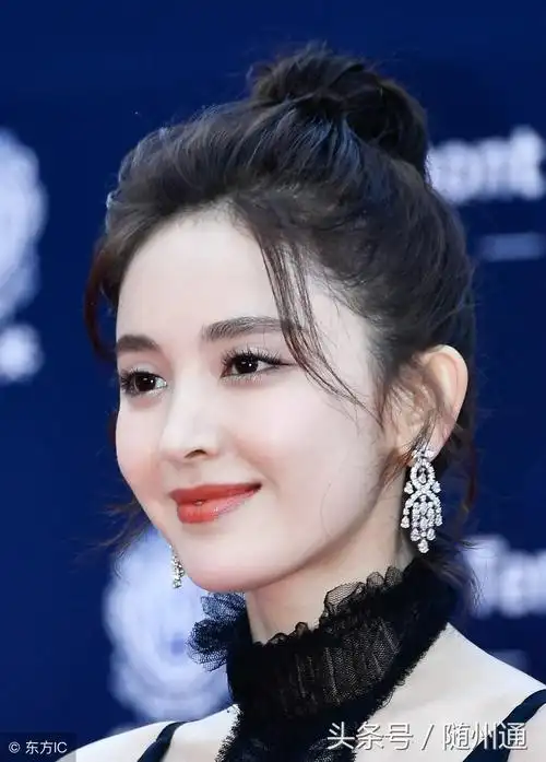 古力娜扎年龄(古力娜扎,92年生26岁,五官精致气质出众,网友:仙气十足