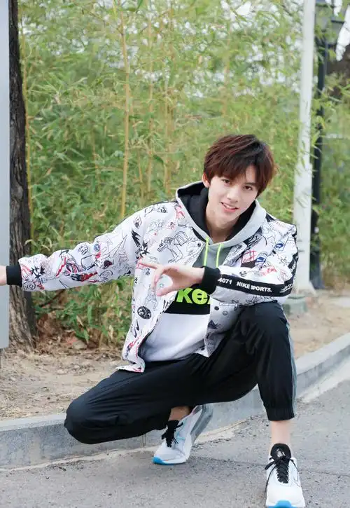 邓超元运动休闲装帅气街拍写真19