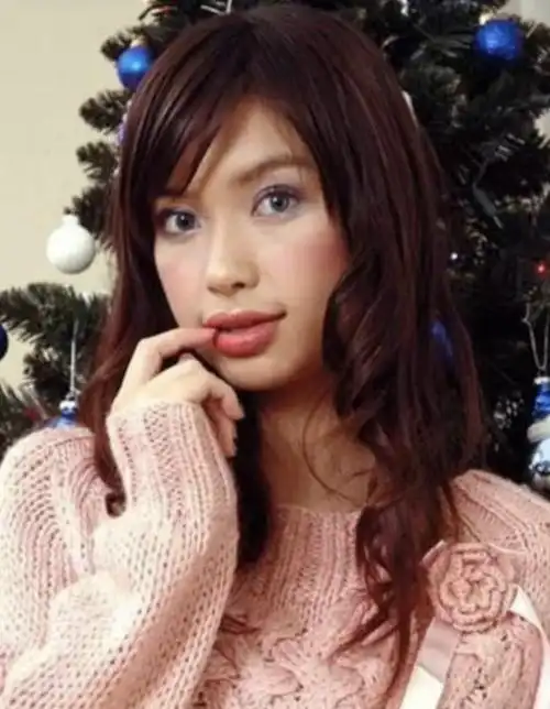 性感的第一代年轻模特周秀娜和罗凯珊不同,07年开始玩红的angelababy