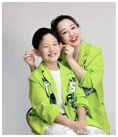 12岁儿子姬关枪露脸像妈妈,眉清目秀颜值超高|童星|杨紫|杨洋|金曲奖