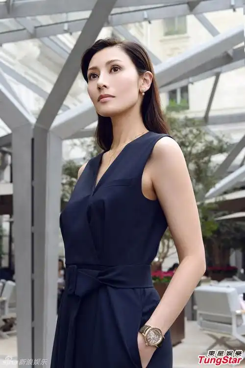 新浪娱乐讯 李嘉欣为某品牌拍摄写真,身着优雅的红色服饰或以清新造型