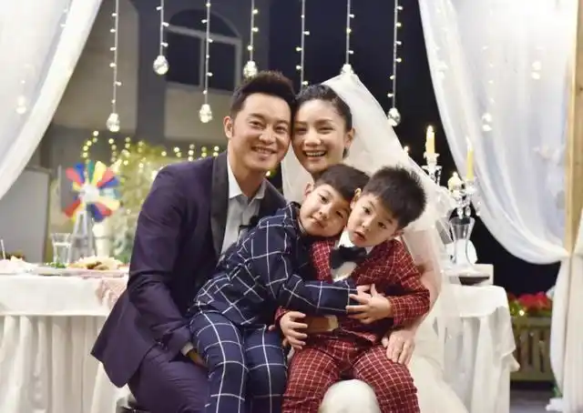 沙溢一家四口好幸福,穿亲子装十分时尚,搭配都很用心|西装|正装|军训