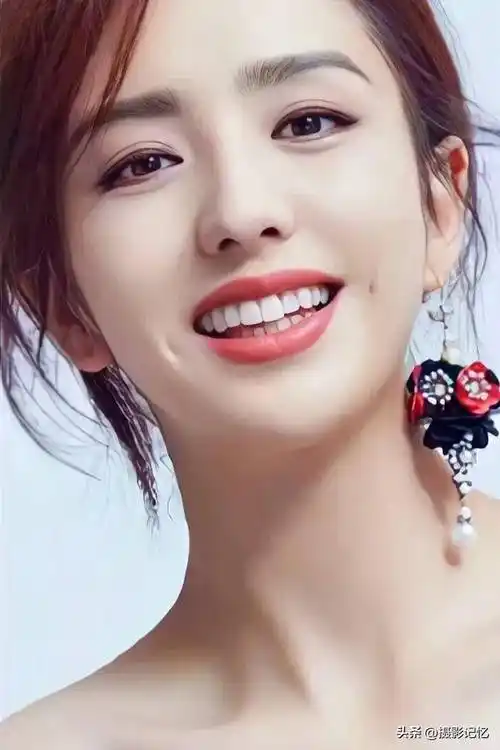佟丽娅:迷人的笑容