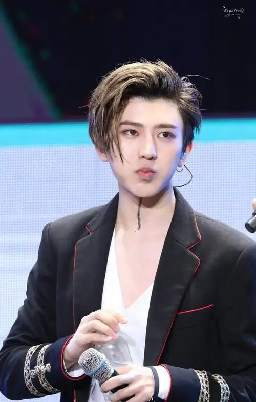 蔡徐坤  喉结拉链