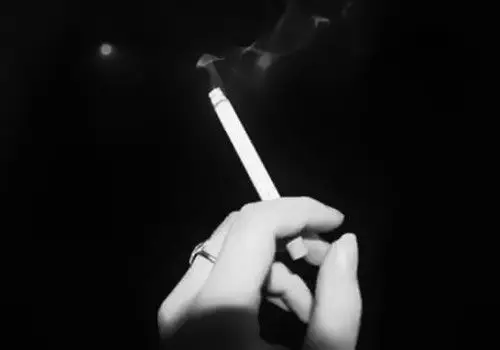 颓废黑白个性图片_颓废是最悲伤的情绪