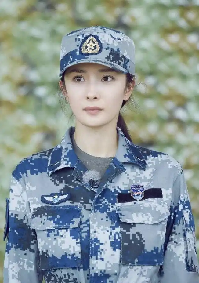 女明星军装照: 李沁 郑爽 周冬雨 赵丽颖 杨幂 佟丽娅 英姿飒爽的姐姐