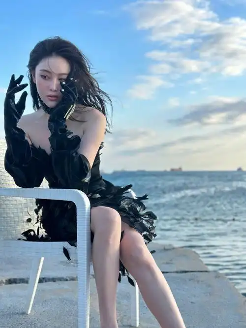 而从这个角度看,张馨予的直角肩,锁骨窝以及小细腿都十分抢镜,真是