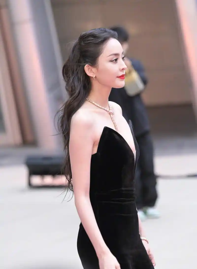 古力娜扎穿了件深v礼服出席活动,领口都快开到肚子上了,可谓是非常