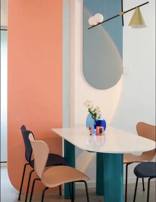 93粉色 藏蓝色的蝴蝶餐椅,富有设计感的坐面曲线,特殊的弧度带来