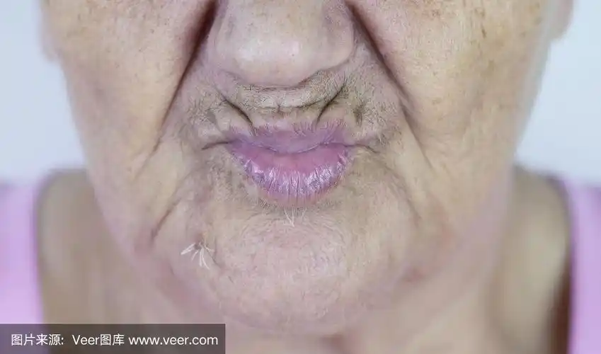 一个没有牙齿的老妇人.老奶奶张着嘴.