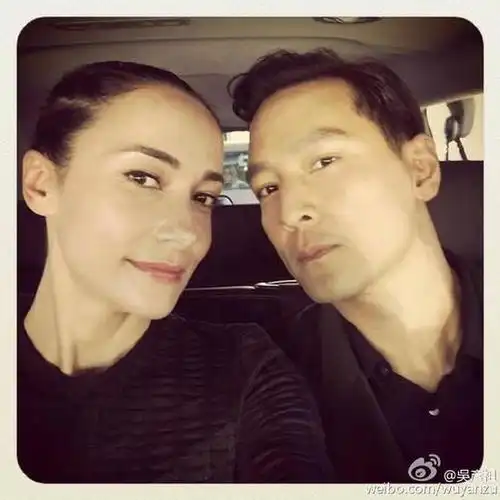 吴彦祖晒照为妻庆生男神女神皆已老真情依旧恒久远