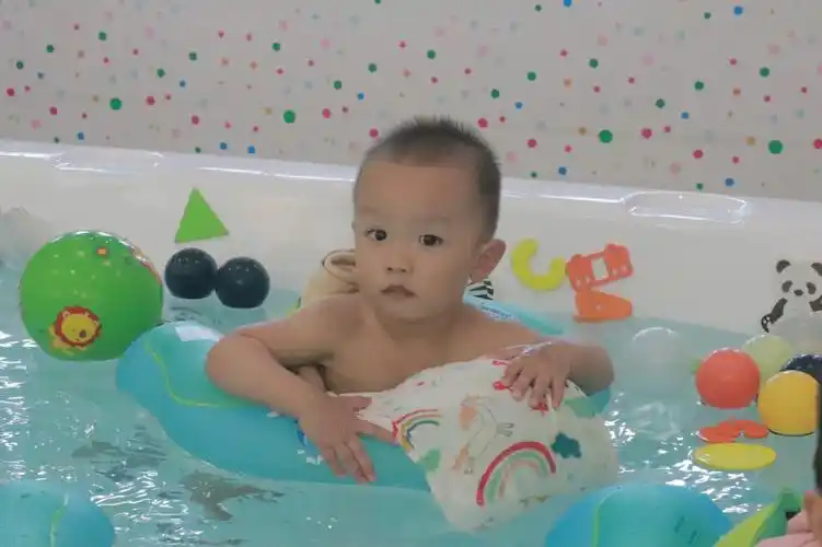 都不敢出门,今晚准备去公园又被劝退,带上兜儿去游泳90小脚扑腾扑腾