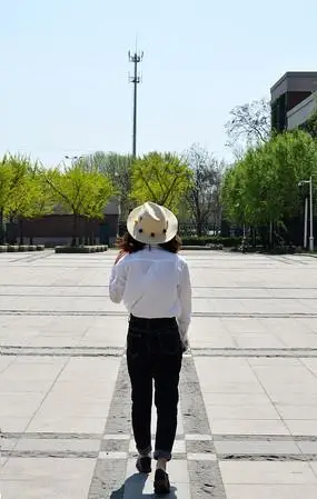 画画的女孩背影图片