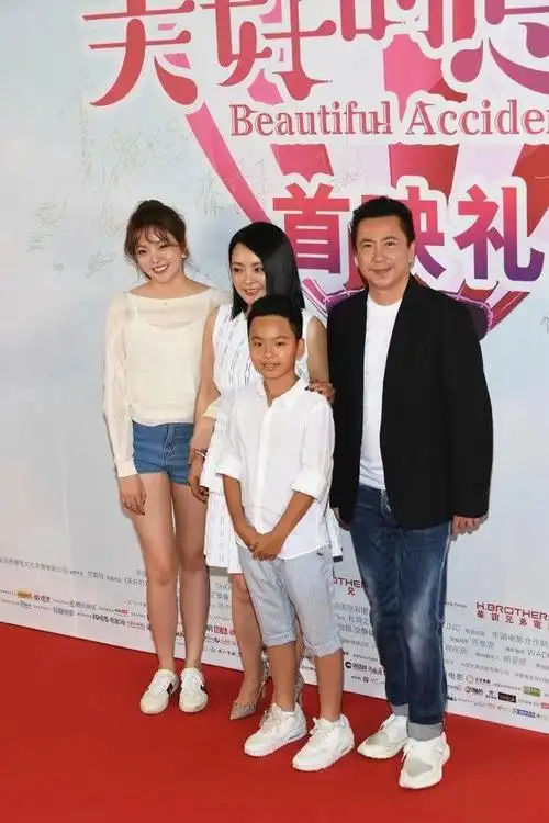 王中磊一家四口同框女儿模样老成不像小姑娘儿子一脸憨憨样