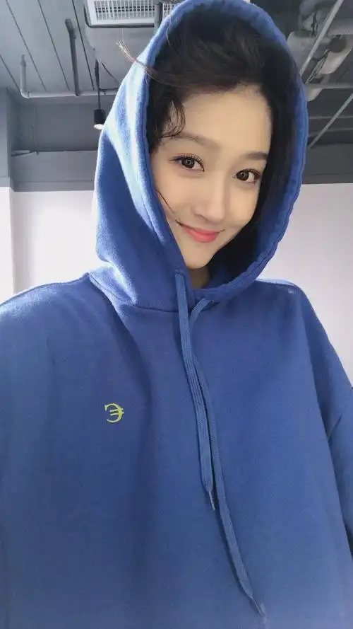 关晓彤蓝色连帽卫衣可爱嘟嘴写真图片56