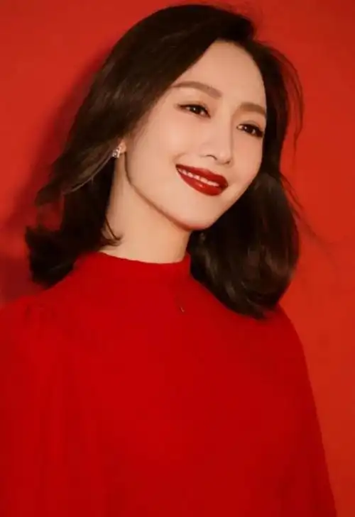 王欧时尚明星美女红色更显白里透红