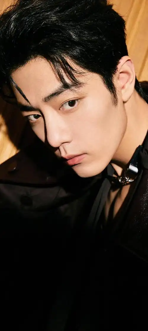 肖战晒米兰明信片##肖战看秀look##gucci大秀