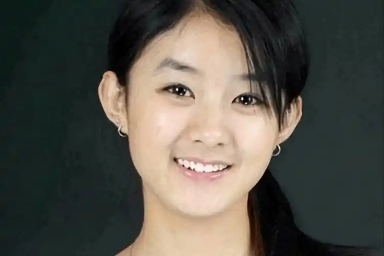 赵丽颖则是一个标准的农村小妞.童年时期就已经能出演周星驰的电影.