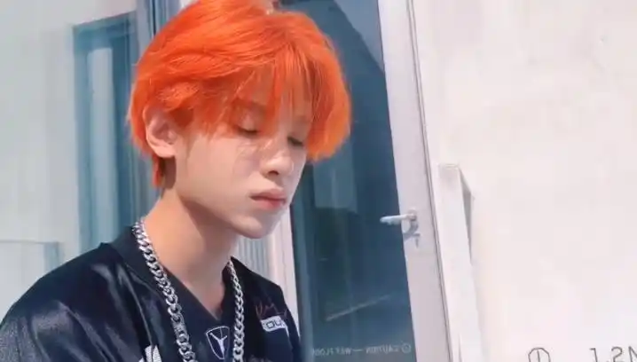 橘发小汀黄明昊微博上线向大家发来问候周末过的好吗