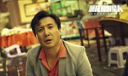 《疯狂的外星人》曝"喜气腾腾"沈腾特辑:导演赞誉沈腾"天生喜剧人"