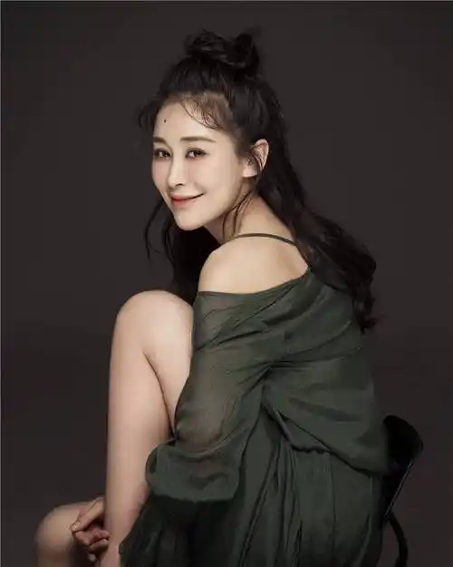 演员周扬曝最新写真 笑容惬意尽显优雅魅力