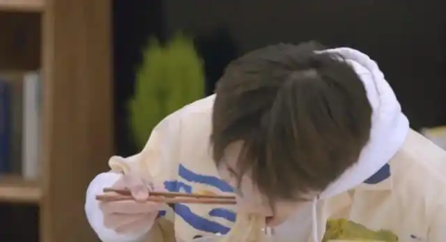 易烊千玺为什么身材这么好看到他吃面的方式网友活该我胖