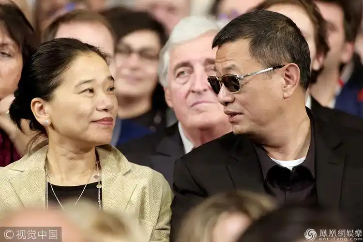 王家卫和妻子亲昵贴脸 撒了一把陈年狗粮