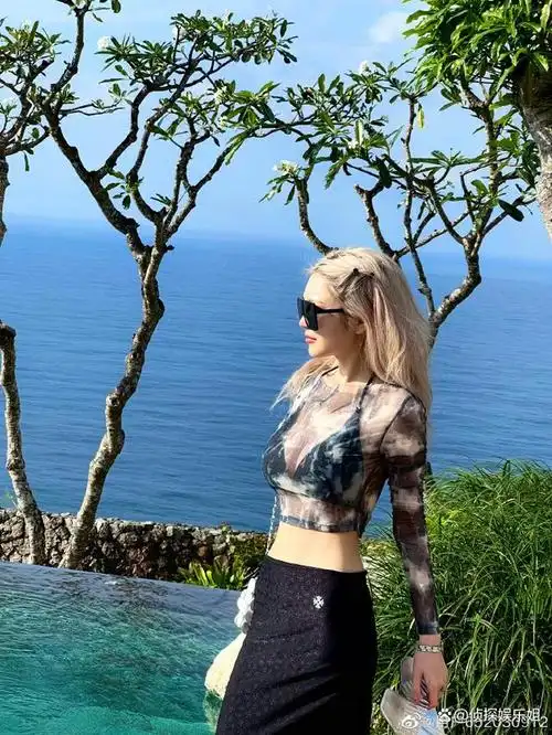 周扬青泳装照登热搜,直言没有"身体羞耻感",否认抽脂保持身材