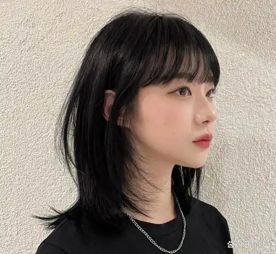 中长发少年感鲻鱼头太酷了,这款发型有着非常可爱帅气的小狼尾,发型是