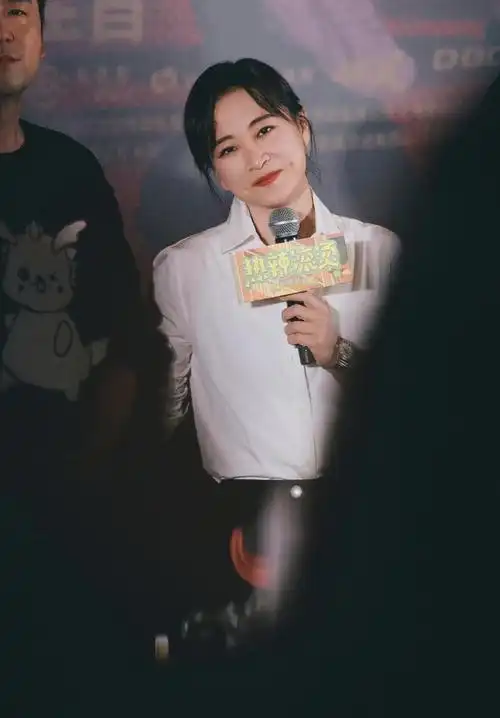 贾玲时尚资源爆棚路演全身高奢和prada高绑定各大代言预定