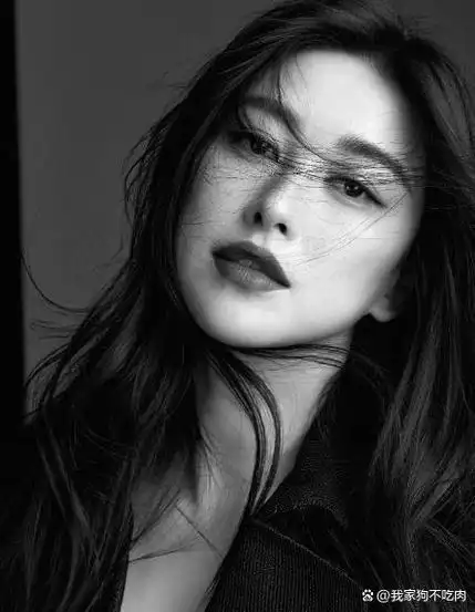 39岁朱珠晒庆生照!身处豪华花园暴露殷实家底,女儿眼小不像妈