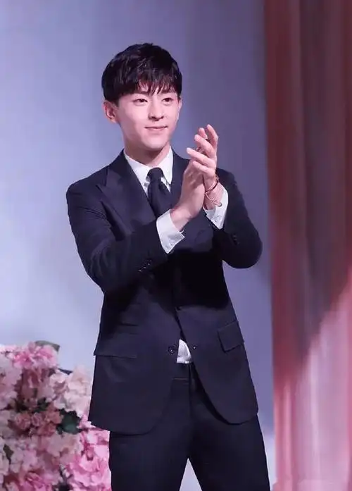 邓伦低调参加朋友婚礼,网友曝出邓伦穿90元衬衣,一点风头也不出_时候