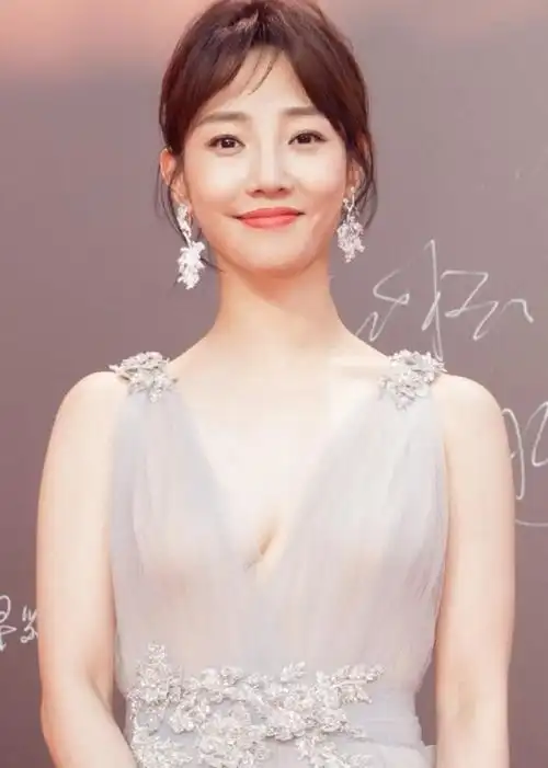 33岁白百何近照,穿鸡毛装出镜,脚上却穿出了亮点