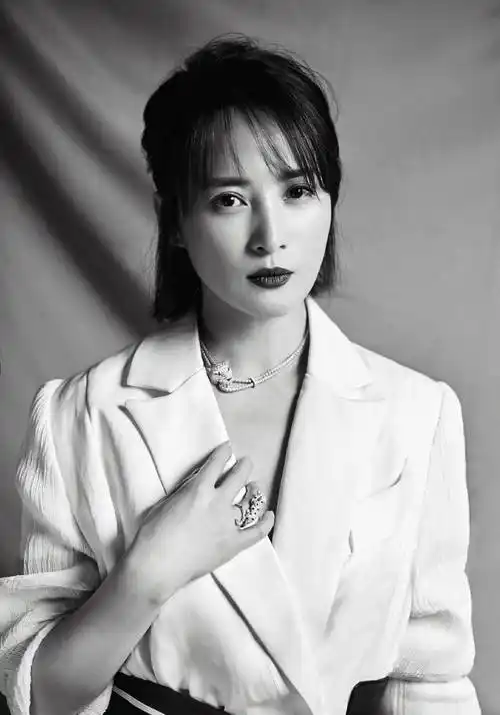 44岁蒋勤勤短发很高级,轻熟风造型简约精致,优雅又不失女人味_发型