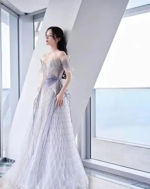 这是一款露肩的礼服,正好可以秀秀袁姗姗的好身材,直角肩,锁骨和天鹅