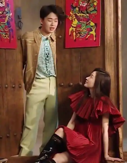 张天爱和小8岁郭麒麟拍写真,两人的姿势被00后模仿,专属时尚_时候