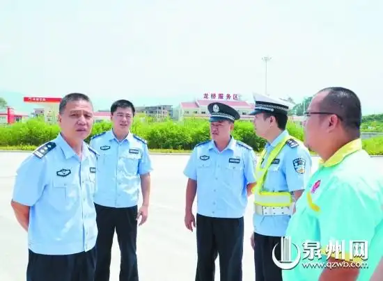 杜双路局长(左一),陈清平政委(左二)在检查指导