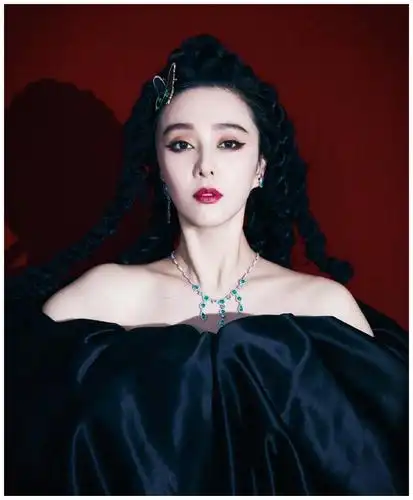 范冰冰登俄罗斯知名杂志,美杜莎发型很冶艳,妆容精致超霸气