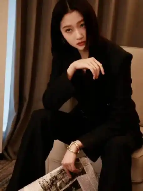 关晓彤西装红唇##关晓彤野生眉柿子色口红