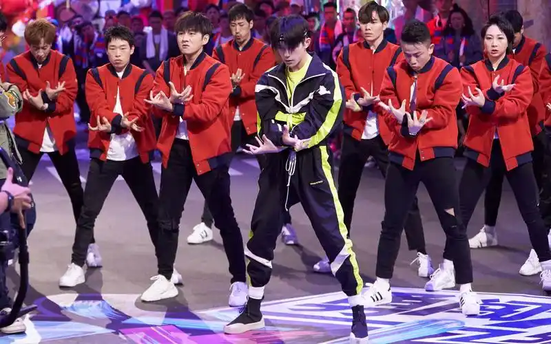 【易烊千玺】昨天街舞的队长大秀不知道看了多少次了,太帅辽!