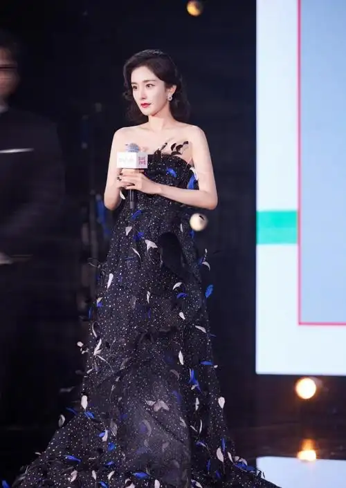 杨幂芭莎慈善晚宴造型