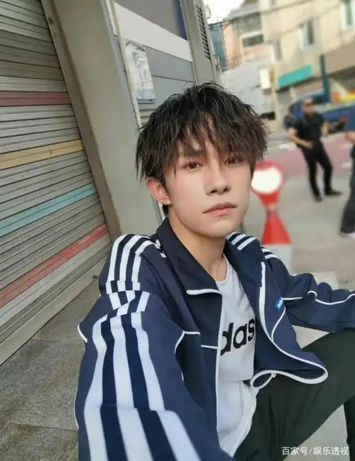 易烊千玺自拍照