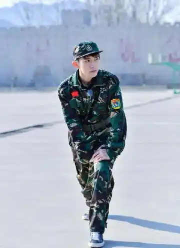 易烊千玺参加中戏军训