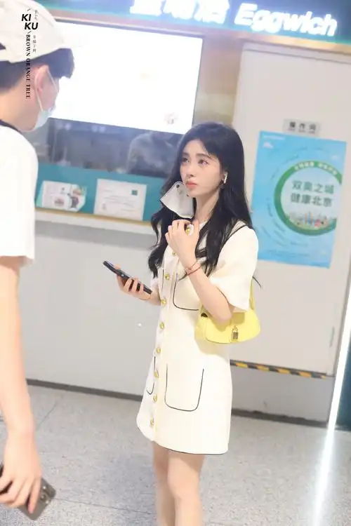 鞠婧祎超话#鞠婧祎姜黎非#    鞠婧祎220710机场出发生图    禁二改