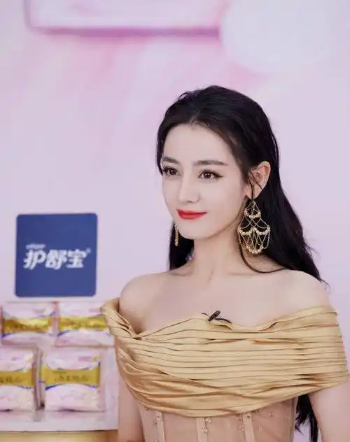 迪丽热巴晒最新自拍转发破百万,晒出自拍不露脸,眼睛神似老板杨幂