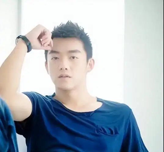 很多人都说郑恺是"夜店小王子",这主要是源于他年轻时的"放浪生活".